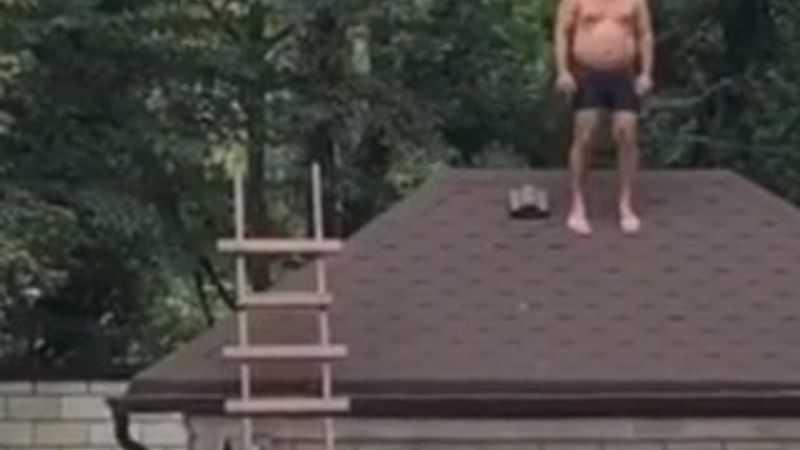 Havuza çatıdan atlamak isteyen adam yere çakıldı