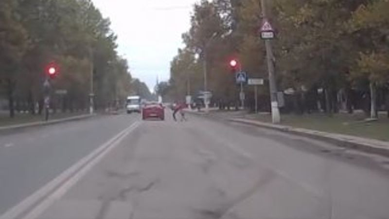 Kırmızı ışıkta durmayan arabaya tekme attı