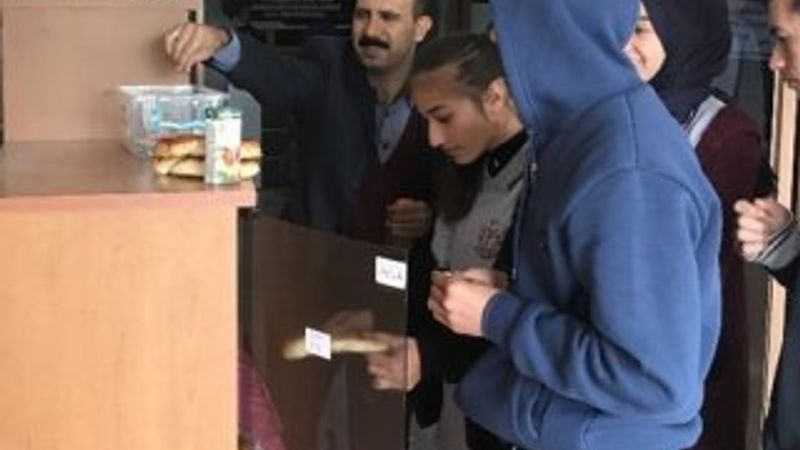 Öğrenciler görevlisi olmayan kantinden alışveriş yapıyor
