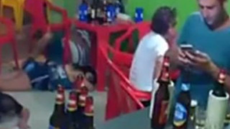 Cep telefonu bağımlısının soygun sırasındaki rahatlığı