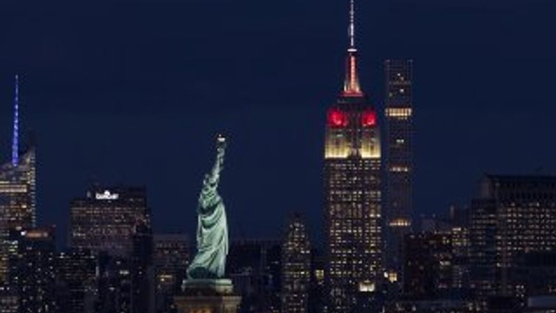 Empire State Türk bayrağının renklerine büründü