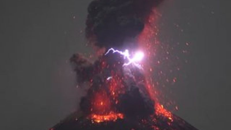 Endonezya'daki yanardağda şimşekler çakıyor