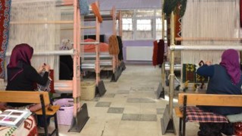 Kilim dokumacılığını yaşatmaya çalışıyorlar