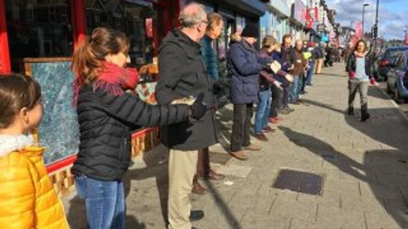 Kitabevi imece usulüyle taşıdı