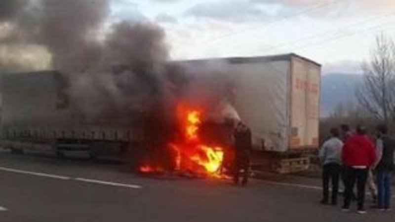 Seyir halindeki TIR'ın dorsesi alev alev yandı