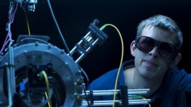 Atomları boşluktaki nesneleri çeken ışınla kıstırdılar