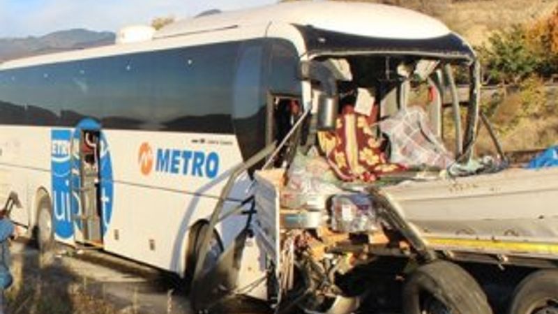 Acemi birliğine giden askerleri taşıyan otobüs kaza yaptı