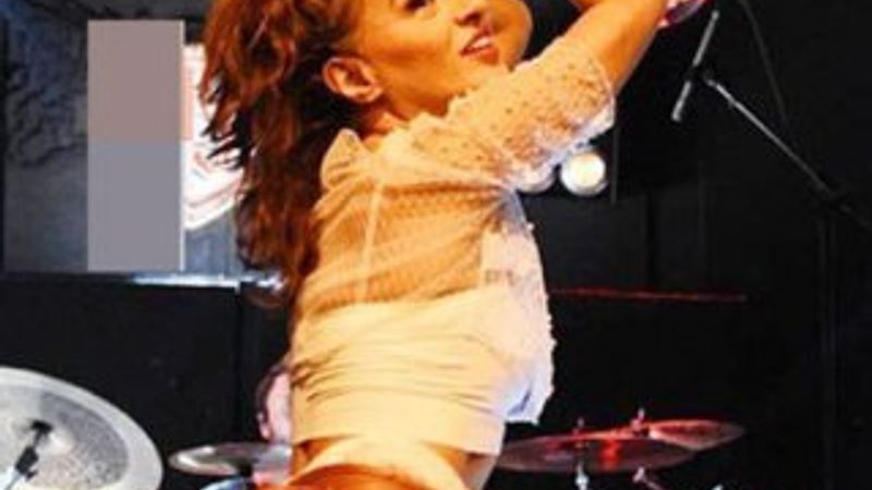 Yıldız Tilbe fularla dans etti