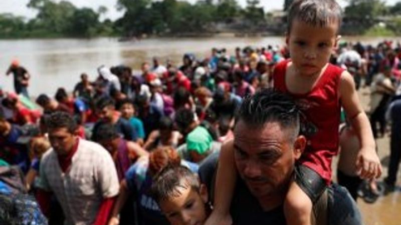 Trump göçmenleri tehdit etti: Taş atarsanız vururuz