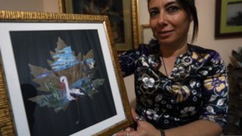 Kurumuş ağaç yapraklarından sanat eserleri üretiyor