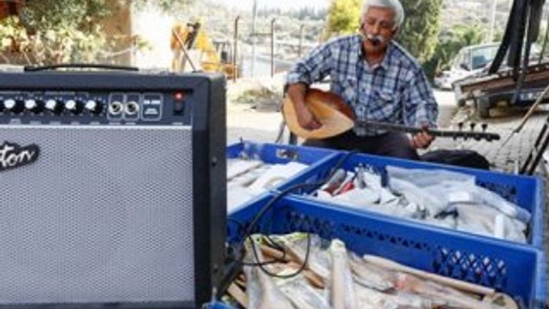 Neşat Ertaş'ın türkülerini tezgahına taşıdı