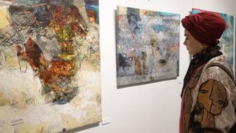 Kaldırımdaki Çocukluk sergisine savaşın izleri yer alıyor