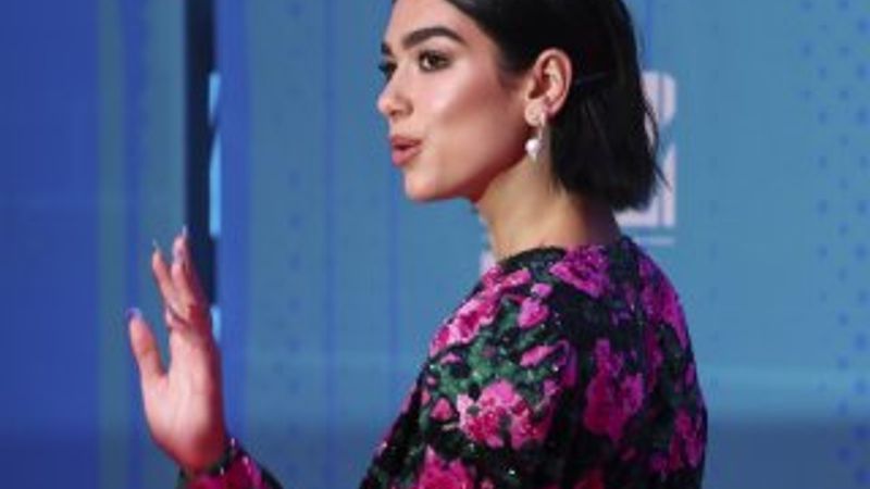 Dua Lipa arkadaşlarıyla halay çekti