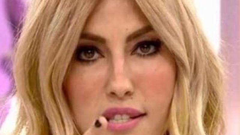 Çağla Şıkel, Emre Altuğ'u sildi