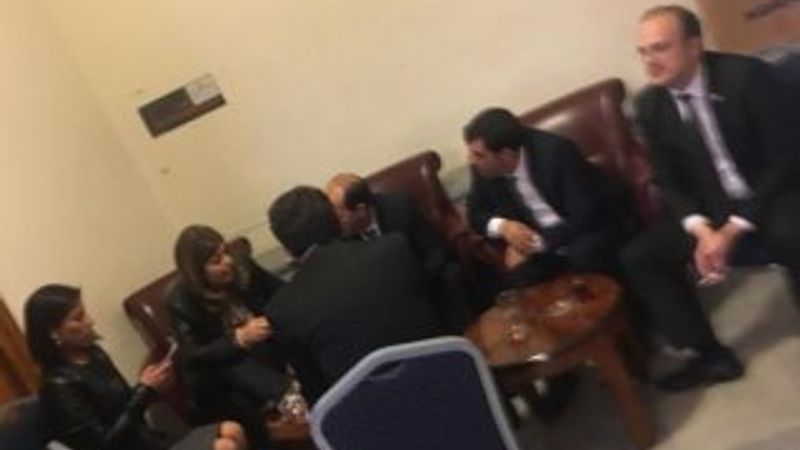 Meclis'te yasak alanda sigara içen milletvekilleri