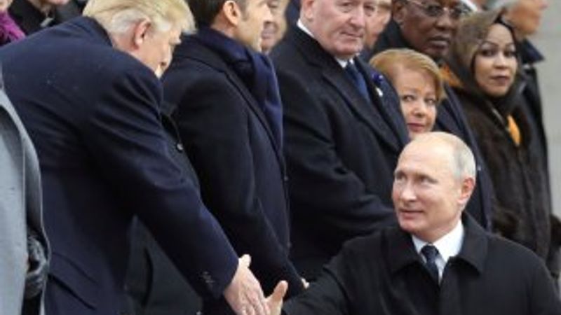 Trump ile Putin Paris'te baş başa görüştü