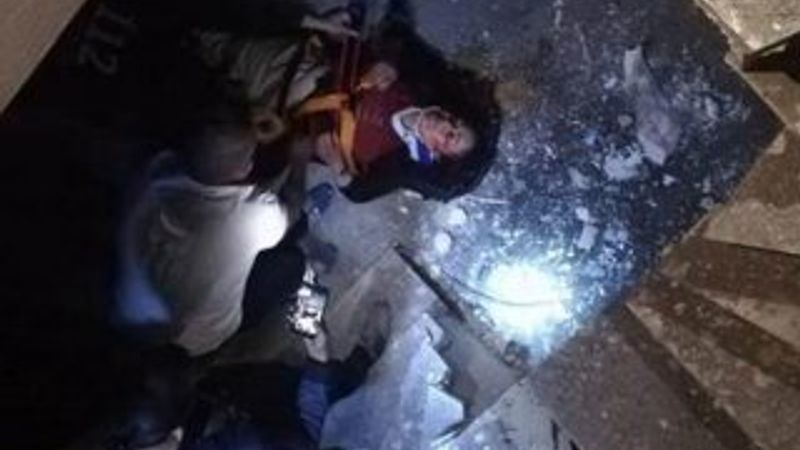 Asansör boşluğuna düşen kadın ölümden döndü