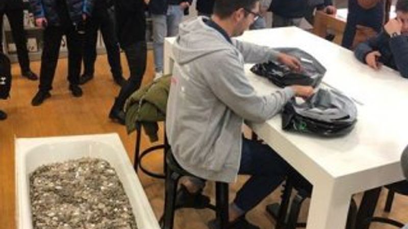 Bir küvet dolusu parayla alışverişe gitti