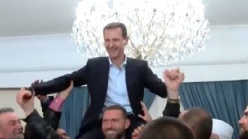 Suriyeliler Esad’ı omuzlarında taşıdı