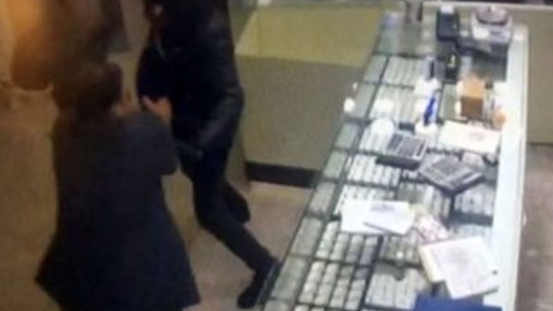 Kuyumcu pompalı tüfekli soyguncuların üzerine atladı