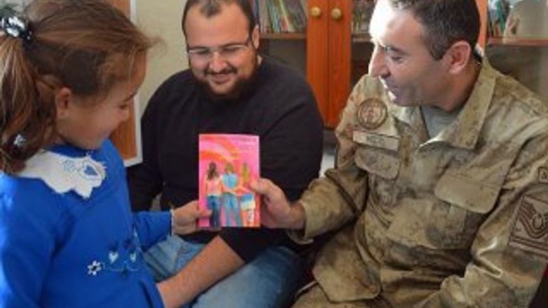 Kömürlüğü kütüphaneye çevirdi