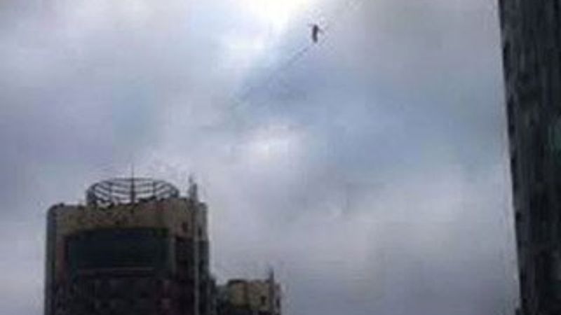 Onlarca metre yükseklikte ip üzerinde yürüdü