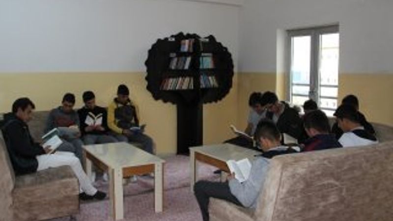 Öğrencilerin kitaplığı bağış kitaplarıyla doldu