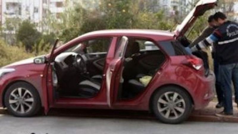 Uyuşturucuyla yakalanınca terliklerini çıkarıp kaçtı