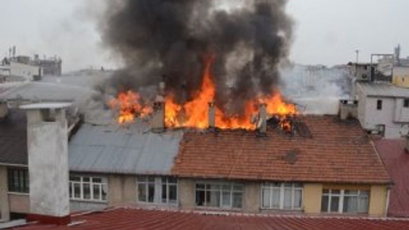 Öğrencilerin çatıya bıraktığı kül yangın çıkardı