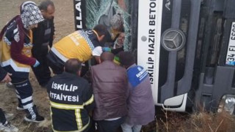 Yaralı sürücüyü kazmayla kurtardılar