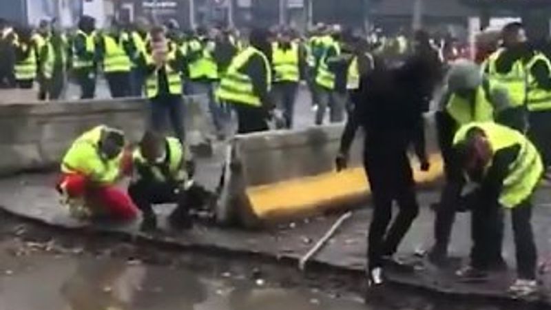 Fransa'da göstericiler kaldırım taşlarını söktü