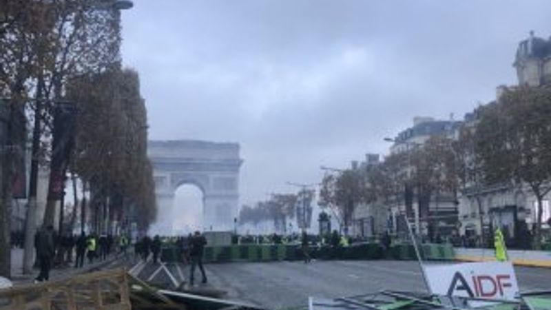 Paris sokaklarında akaryakıt protestosu