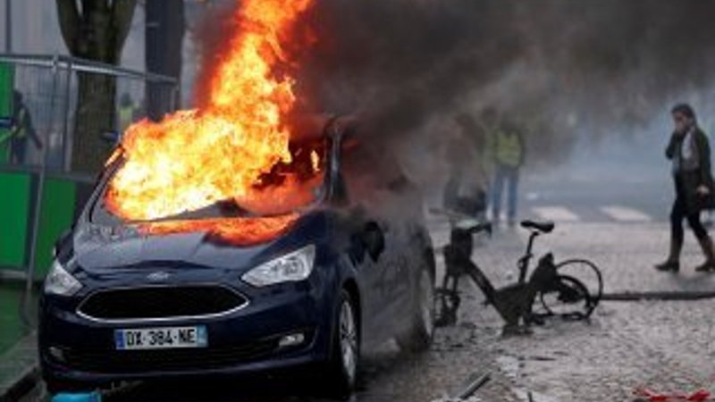 Fransa'da akaryakıt zammı protestoları sertleşiyor