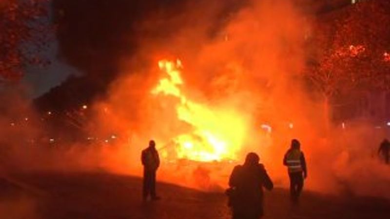 Paris'te meydanlar alev alev