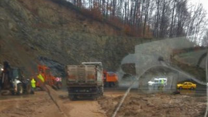 Heyelan yolu trafiğe kapadı