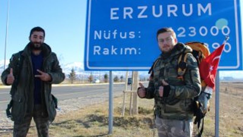 Araçlarını satıp otostopla Türkiye turuna çıktılar