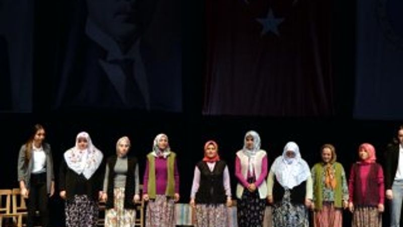 Tarlada prova yaptılar sahnenin yıldızı oldular