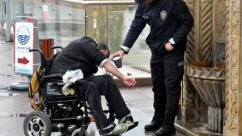 Tekerlekli sandalyedeki engelliye polis abdest aldırdı