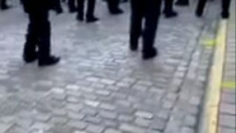 Belçika'da polisler basın mensuplarını tartakladı