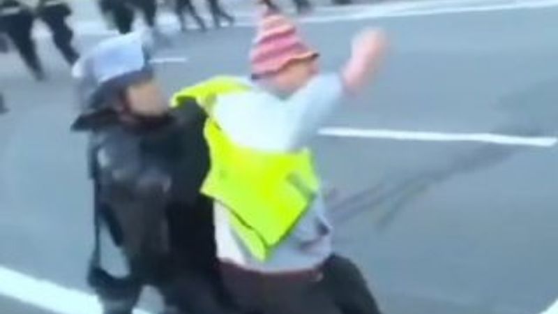 Fransız polisi yaşlı adamı yerlerde sürükledi