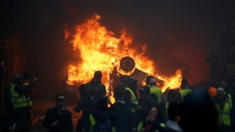 PKK'lı teröristler Paris sokaklarında