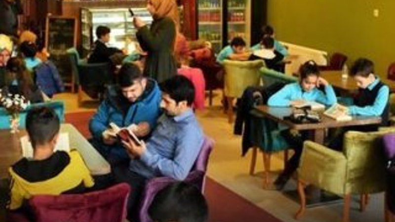 Kitap okuyan müşterilere çaylar ücretsiz