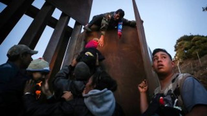 Göçmenler ABD-Meksika sınırını aştı