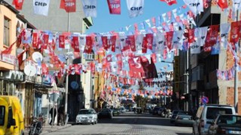 Partilerin plastik bayrak asmasına kısıtlama getirilsin