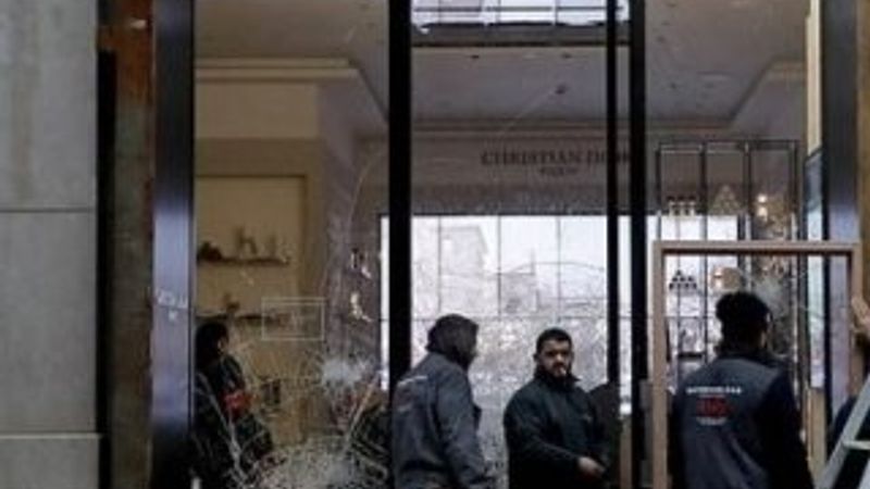 Paris'te eylemciler yağmalara devam ediyor
