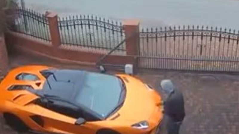 Milyonlarca liralık otomobili anahtarla çizdi