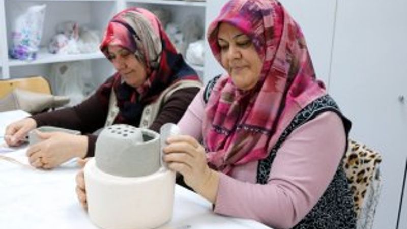 Kadınlar çamuru sanata dönüştürüyor