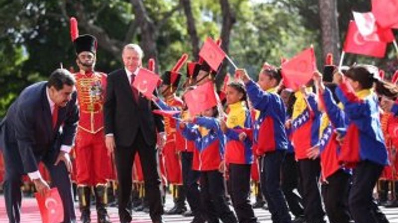 Maduro yere düşen Türk bayrağını kaldırdı