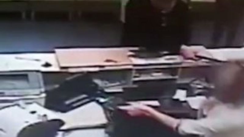 Emekli maaşını çekemeyince bankayı birbirine kattı