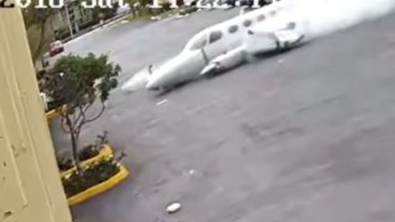 ABD'de uçak binaya girdi